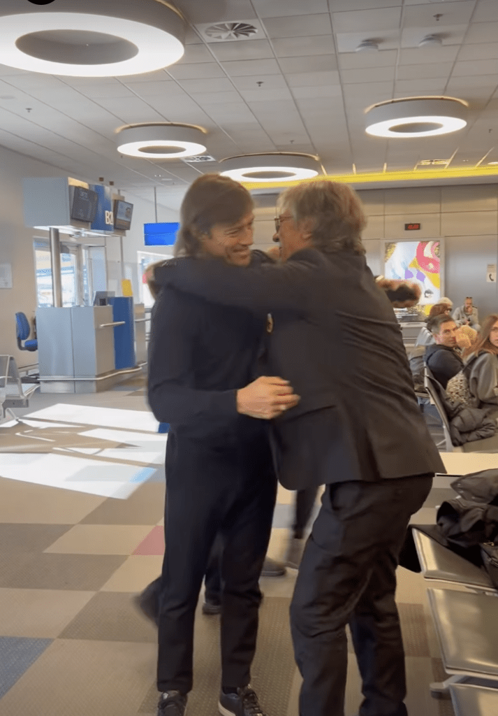ΑΕΚ: Αγκαλιάστηκαν Αλμέιδα και Μαύρος λίγο πριν την αποχώρηση για Άμστερνταμ (ΦΩΤΟ)